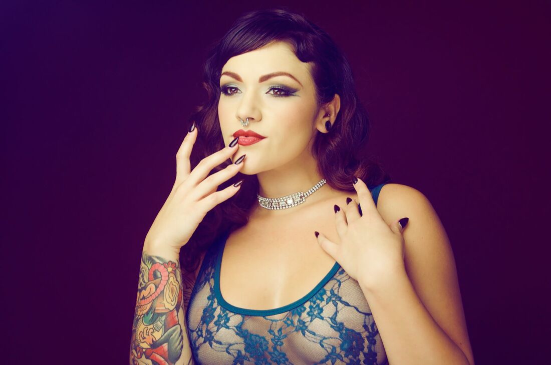 Sexy Sultry Tropical Tattooed  Boudoir Pinup Girl Felina Vie San Diego Model Lingerie Blogger Influencer